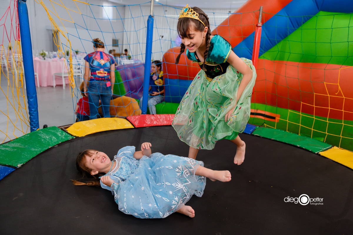irmãs brincando aniversário