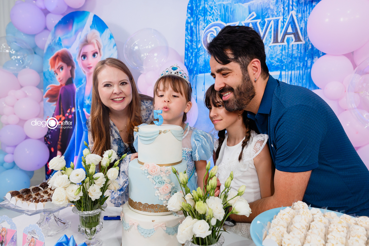 família assoprando vela