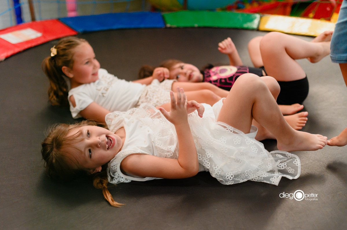 cama elástica aniversário