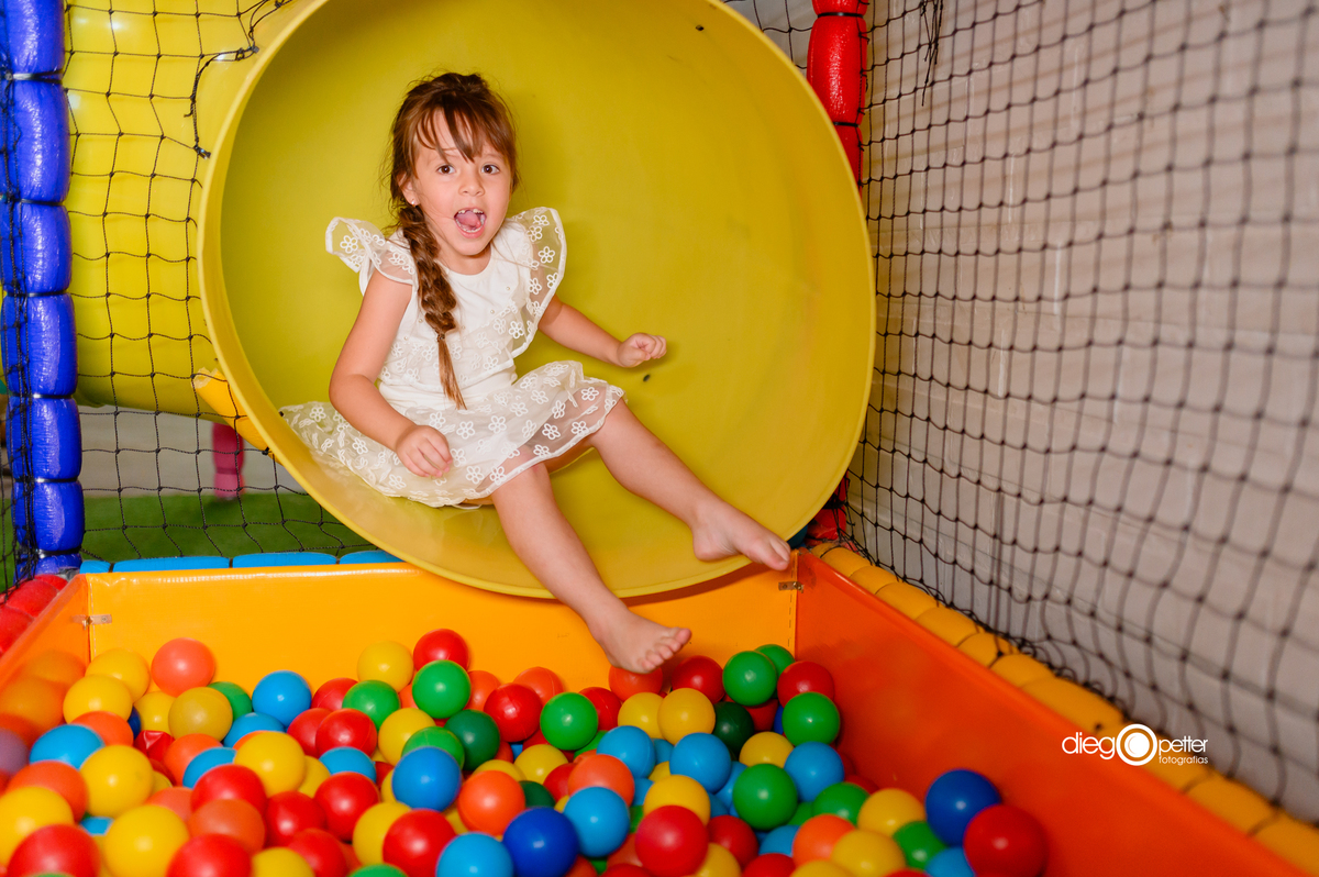 criança brincando aniversário 5 anos