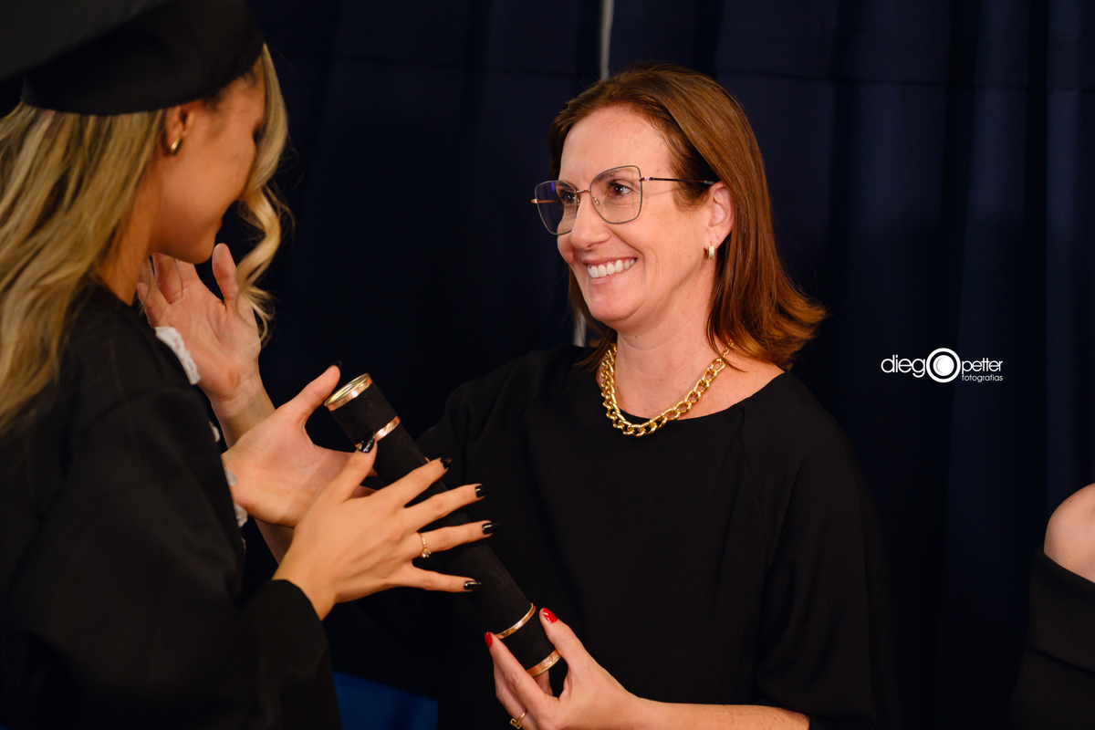 recebdndo canudo formatura