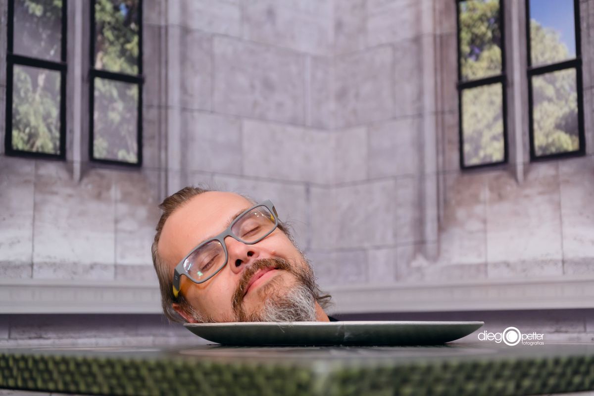 foto com cabeça no prato de comida