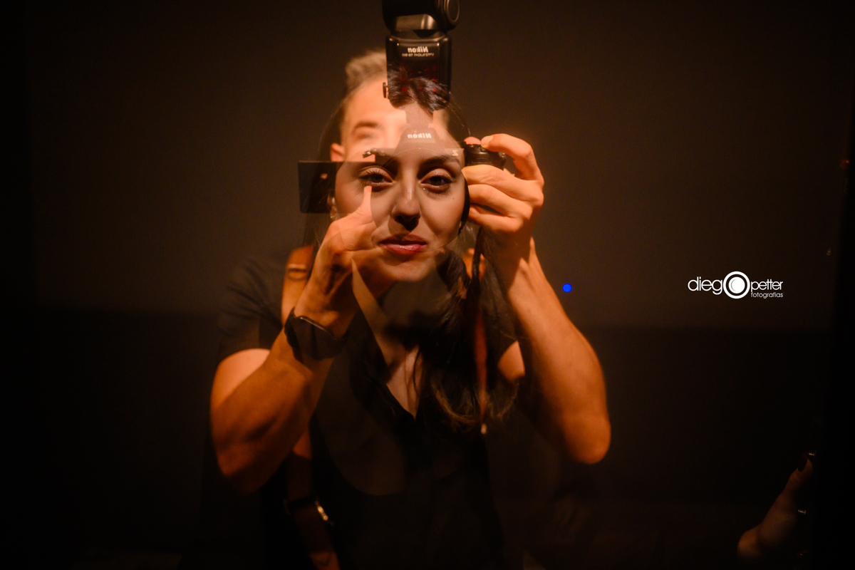 reflexo espelhos com duas pessoas