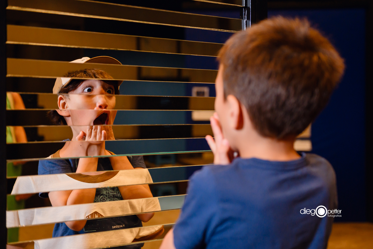 junção de rostos no espelho