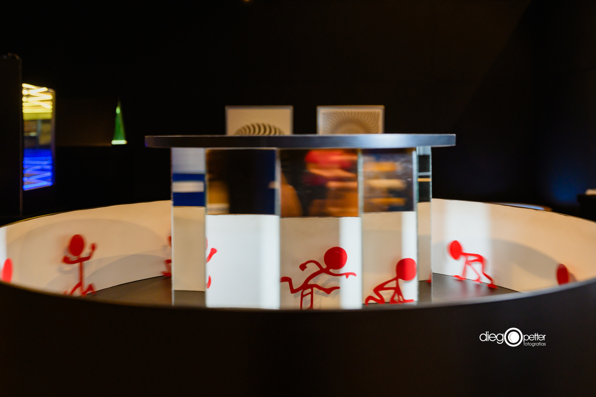 ilusão com bonecos em movimento