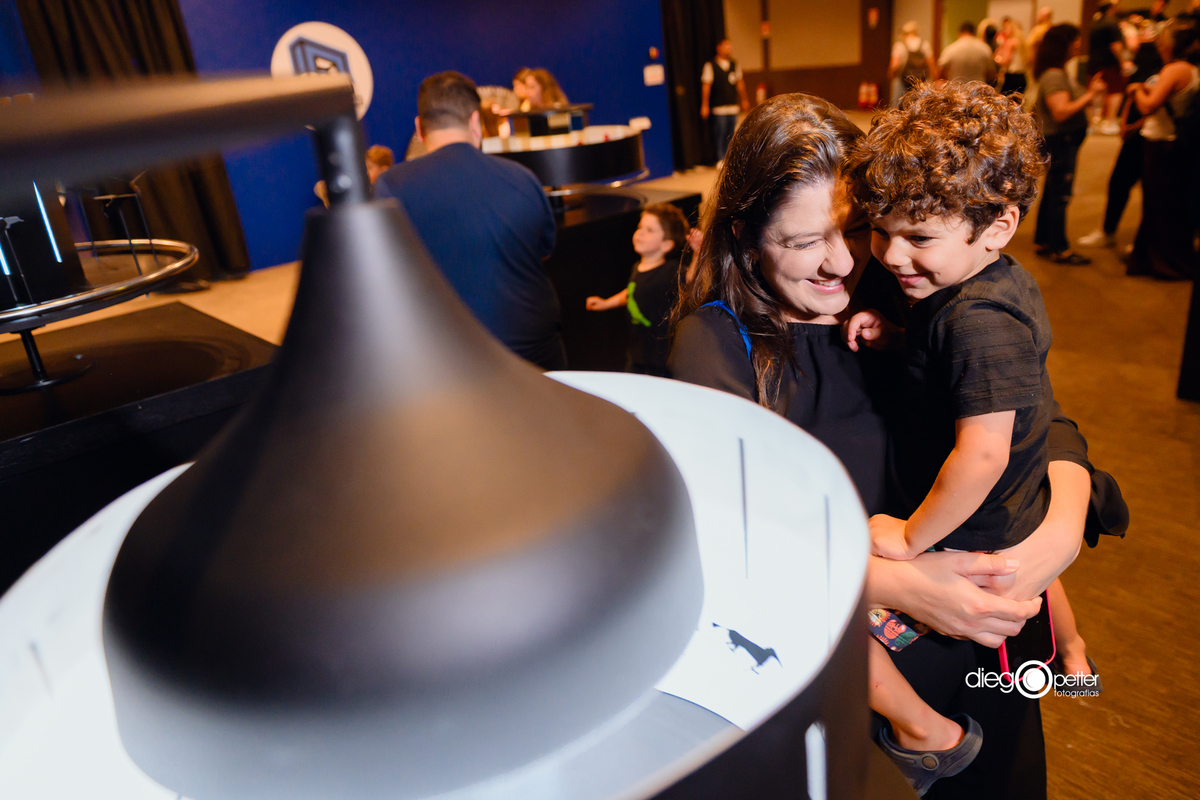 mãe e filho na exposição