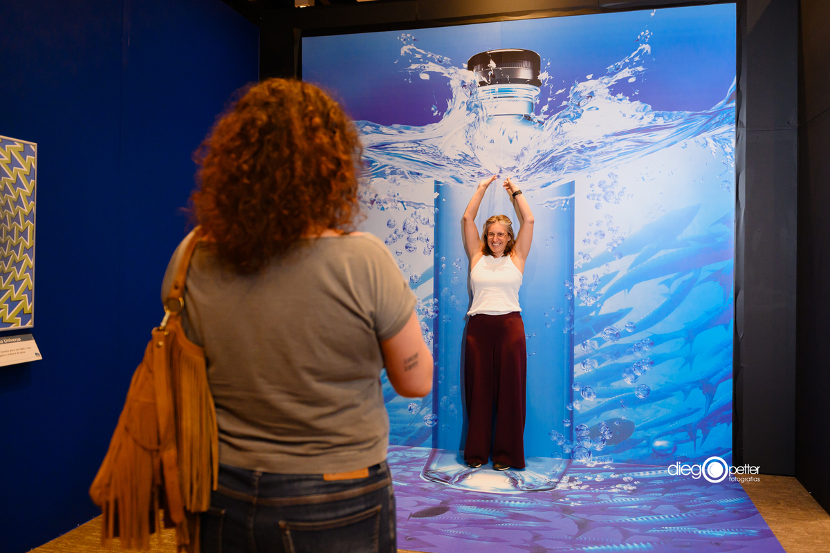 pessoa dentro da garrafa