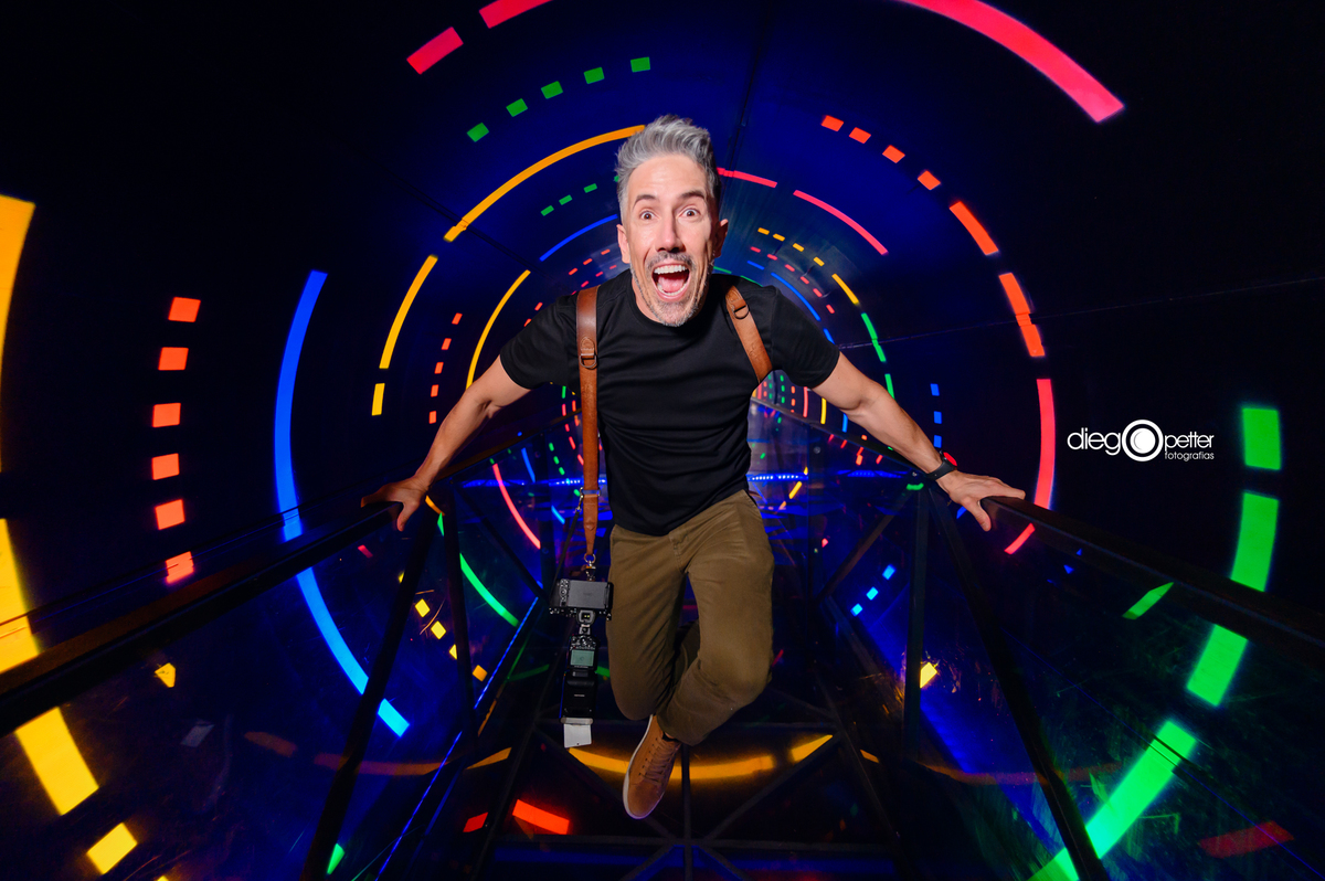 fotógrafo interagindo na exposição