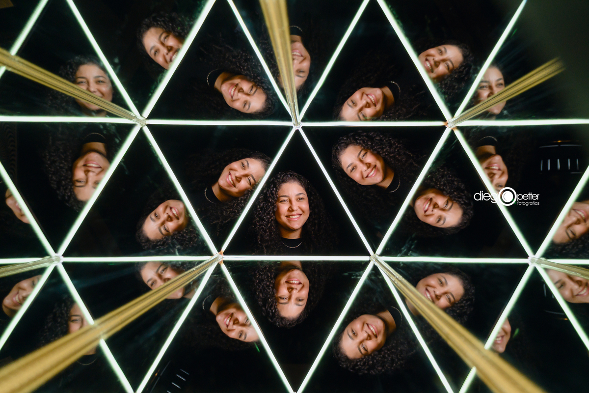 projeção dentro da caixa em espelhos