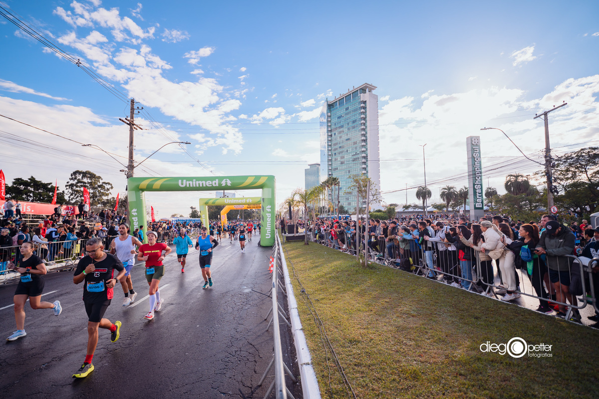corredor de chegada maratona 21 km