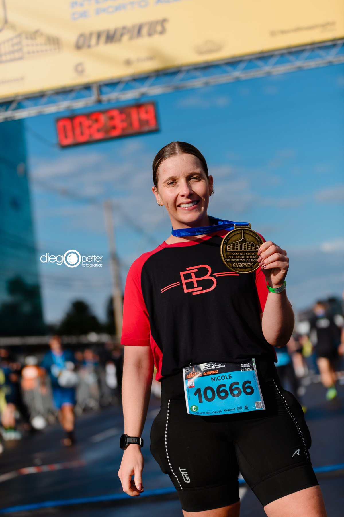 chegada 41ª maratona porto alegre com medalha 10666