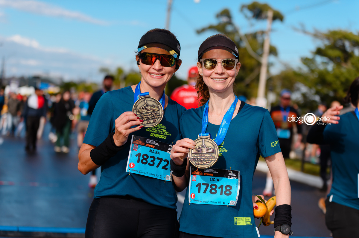 chegada 41ª maratona porto alegre com medalha entre amigas 17818