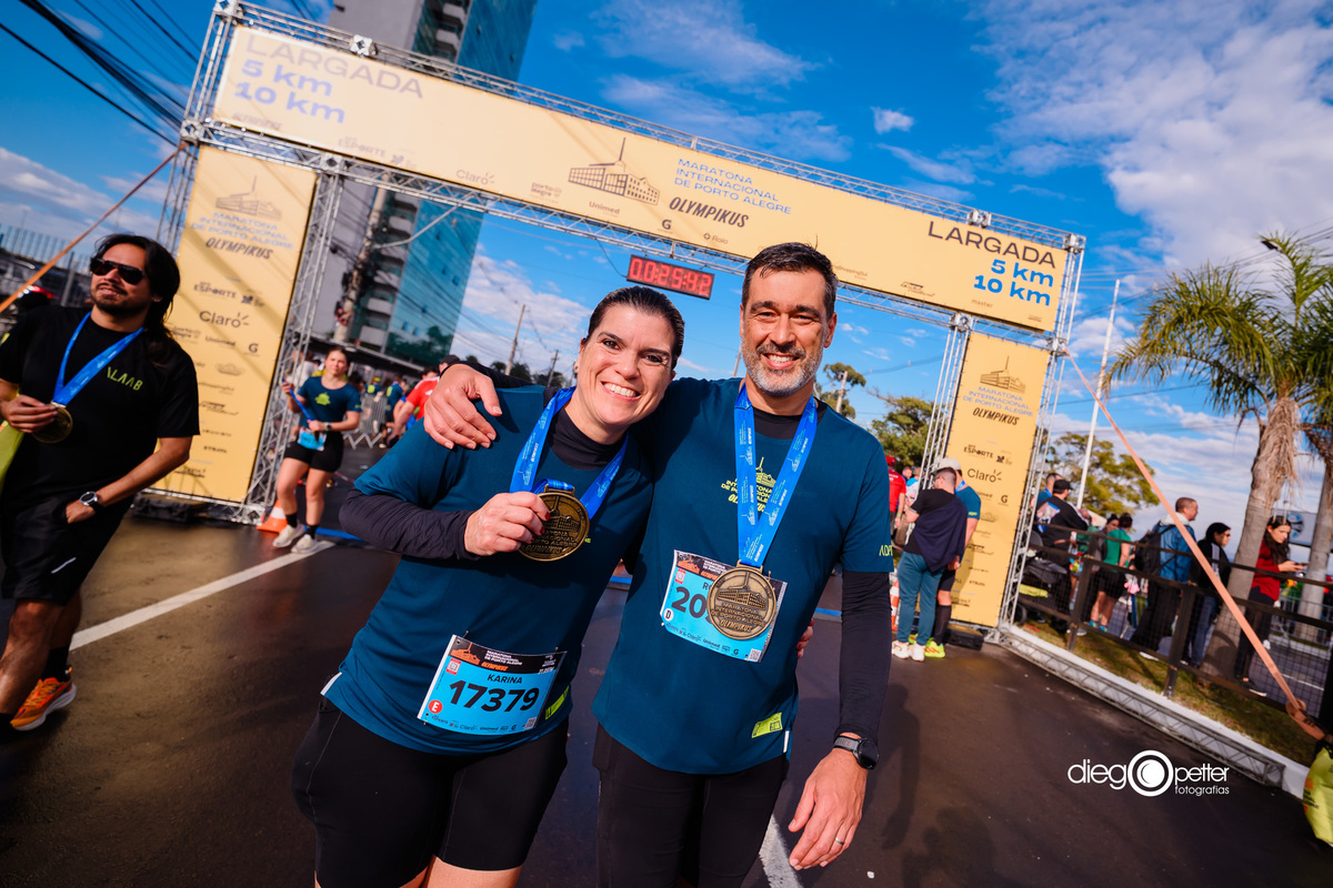 chegada 41ª maratona porto alegre com medalha casal 17379