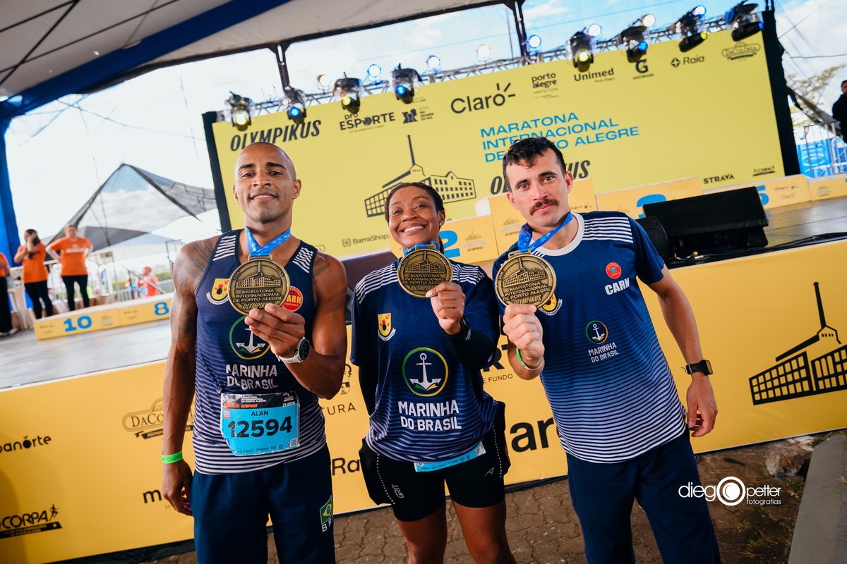 amigos com medalha na maratona 12594