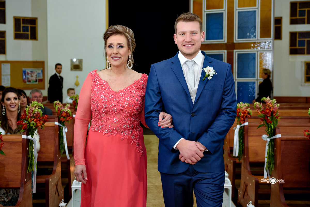 Entrada do noivo com a mãe