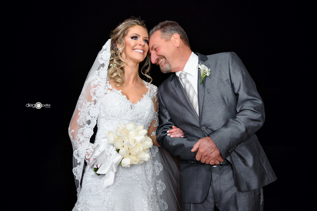 Noiva com o pai na entrada da igreja