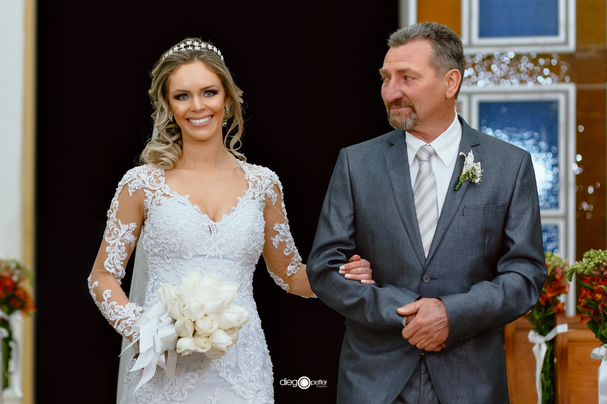 Noiva entrando com o pai ina igreja