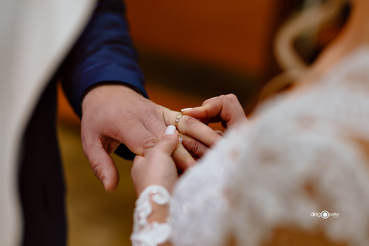 Troca de alianças Casamento Vanessa e Vinicius na igreja Santa Rita em Soledade