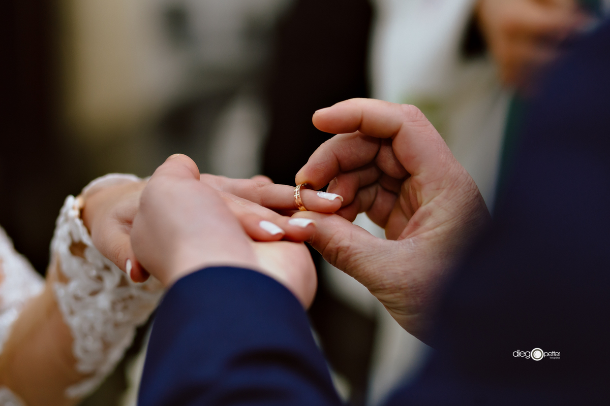 Troca de alianças Casamento Vanessa e Vinicius na igreja Santa Rita em Soledade