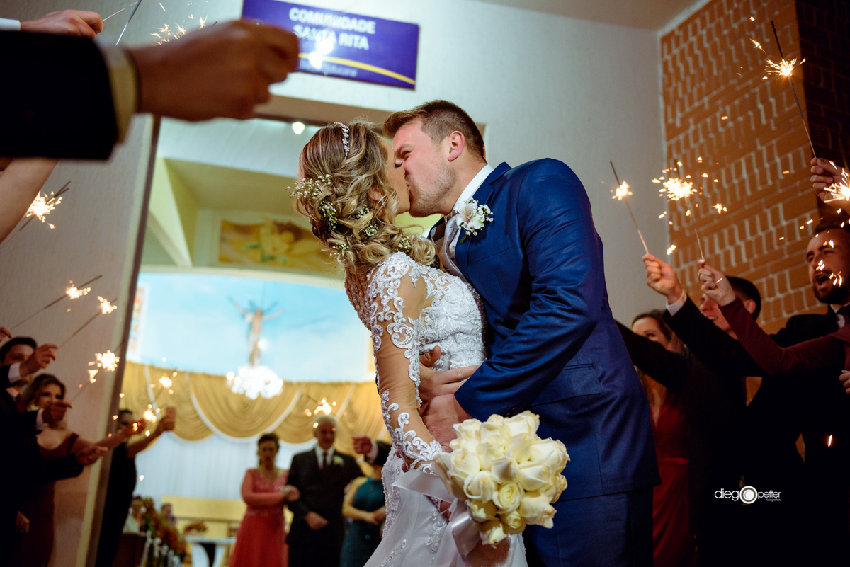 Saída dos noivos Casamento Vanessa e Vinicius na igreja Santa Rita em Soledade