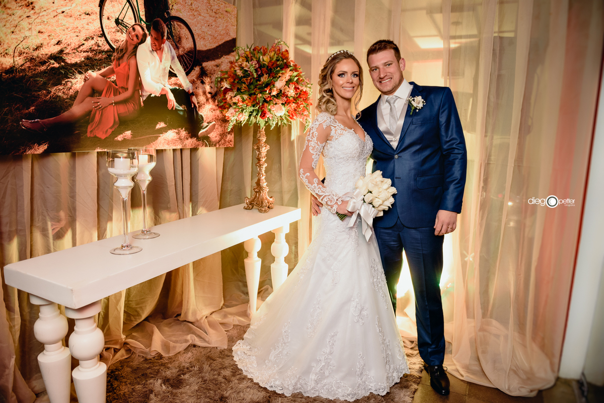 Noivos no salão de festa