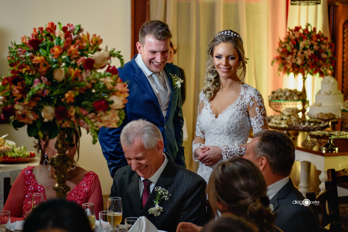 Noivos recepcionando 