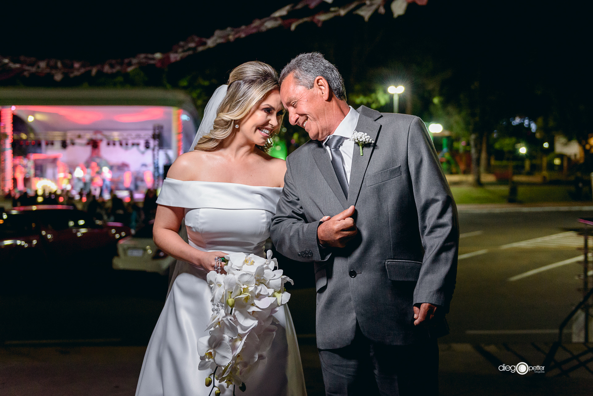 noiva com o pai na porta da igreja