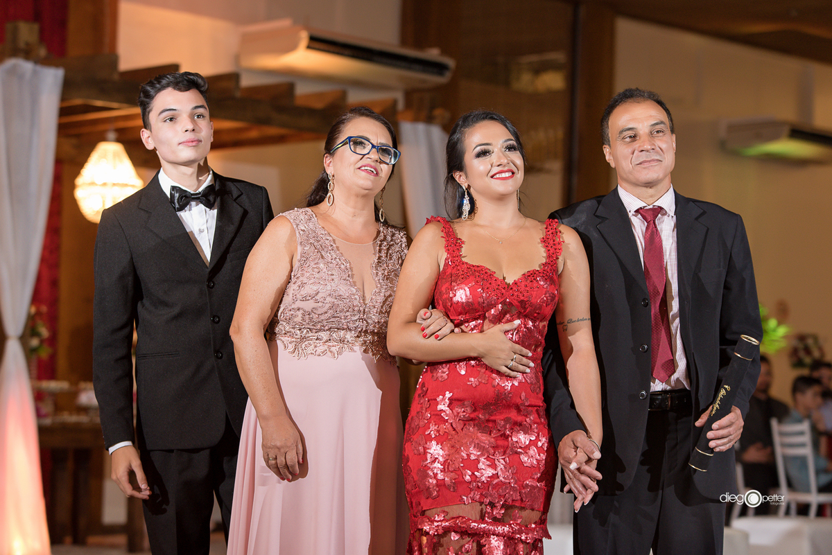 família reunida na formatura