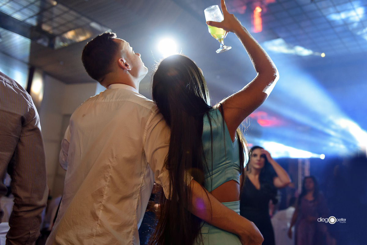 comemoração festa de formatura com namorada