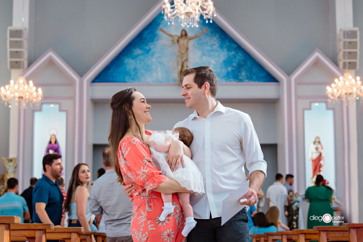 Catarina com os pais no batizado