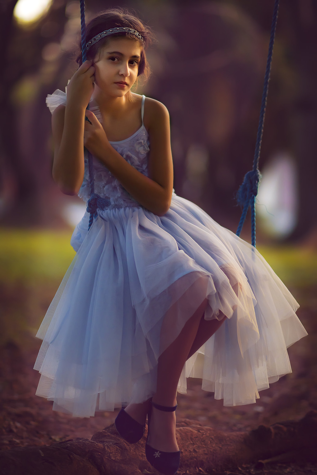 Ensaio infantil em alphaville. ensaio fotografia infantil alphaville. Ensaio infantil em são paulo. ensaio fotografia infantil são paulo. foto de menina no jardim de uma praça