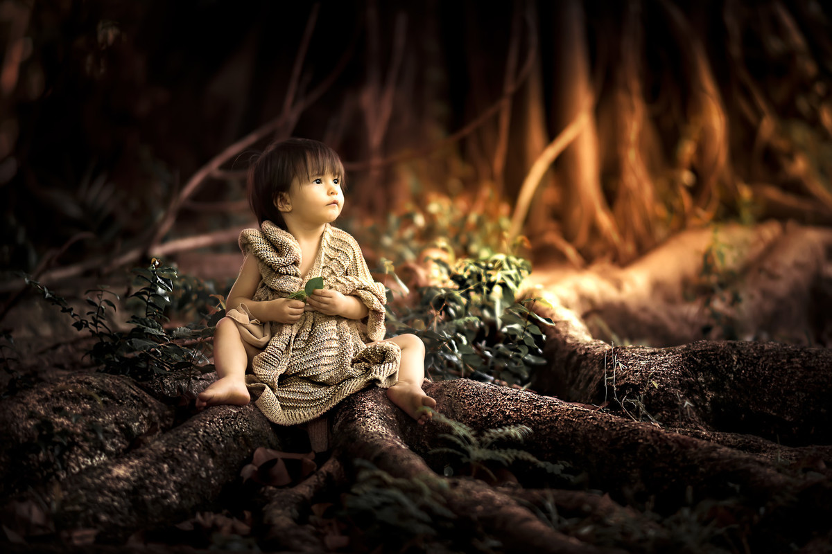 Ensaio infantil em alphaville. ensaio fotografia infantil alphaville. Ensaio infantil em são paulo. ensaio fotografia infantil são paulo. menina sentada nas raizes da árvore