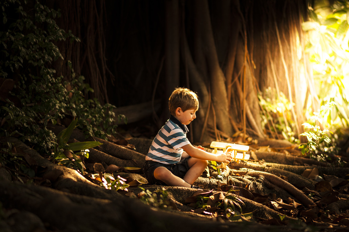 Ensaio infantil em alphaville. ensaio fotografia infantil alphaville. Ensaio infantil em são paulo. ensaio fotografia infantil são paulo. menino brincando com um aviãozinho em uma praça fim de tarde