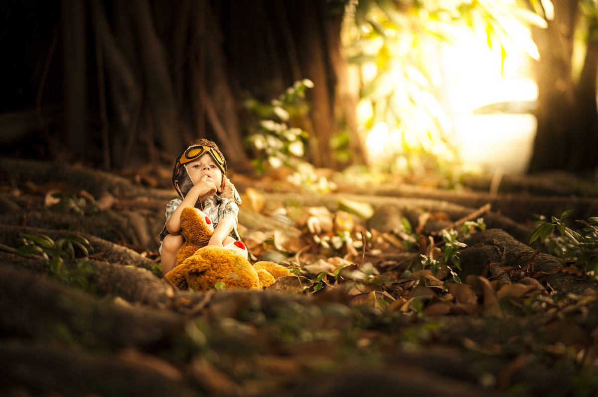 Ensaio infantil em alphaville. ensaio fotografia infantil alphaville. Ensaio infantil em são paulo. ensaio fotografia infantil são paulo. menino brincando com um urso de peluçia em uma praça fim de tarde