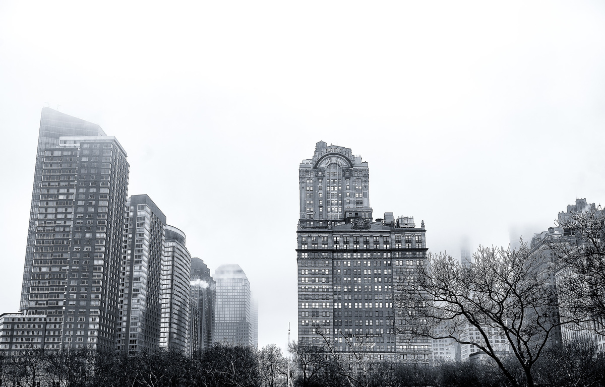 Foto preto e branco de prédios de New York no final do outono e início do verão. dezembro de 2013. Manhattan. nova york. new york. prédios de Manhattan. arranha-céus da Cidade de Nova Iorque. arranha-céu dos Estados Unidos.