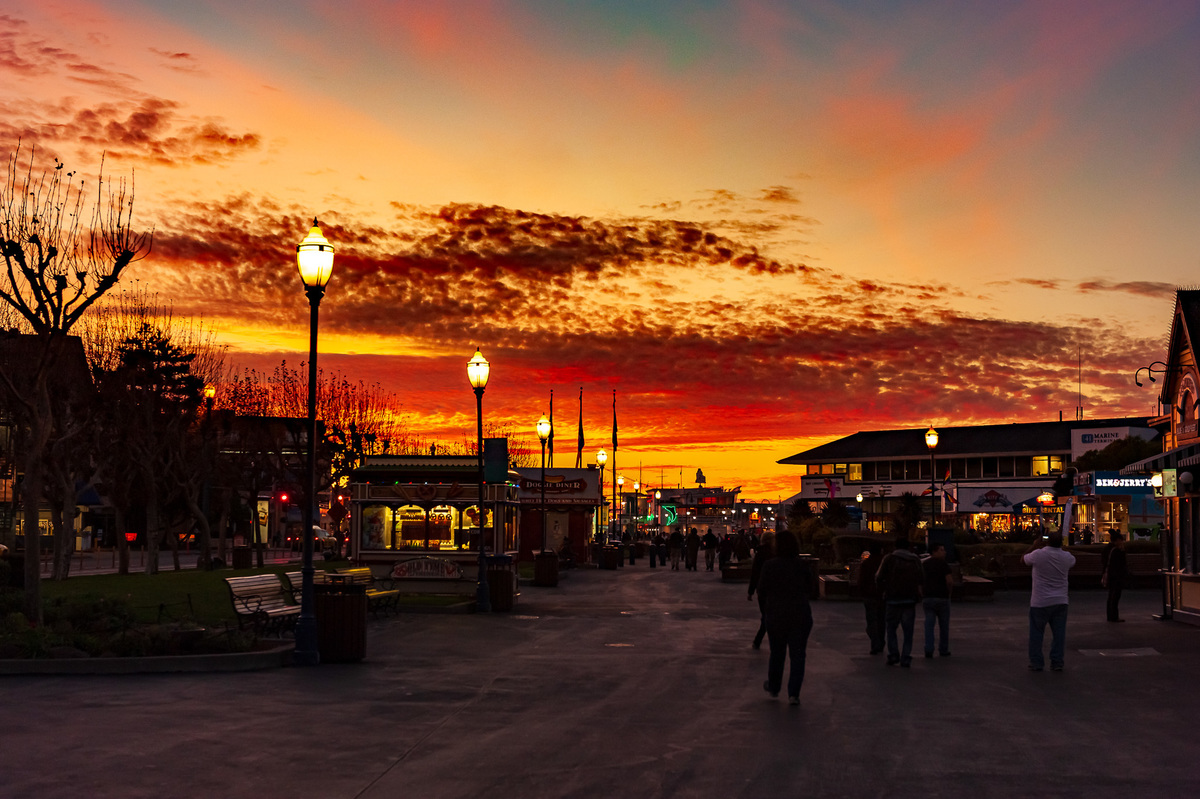 Foto do Pôr do Sol no Pier 39 em San Francisco na Califórnia. restaurante flutuante Forbes Island.  Fisherman’s Wharf. North Beach, Chinatown e Embarcadero