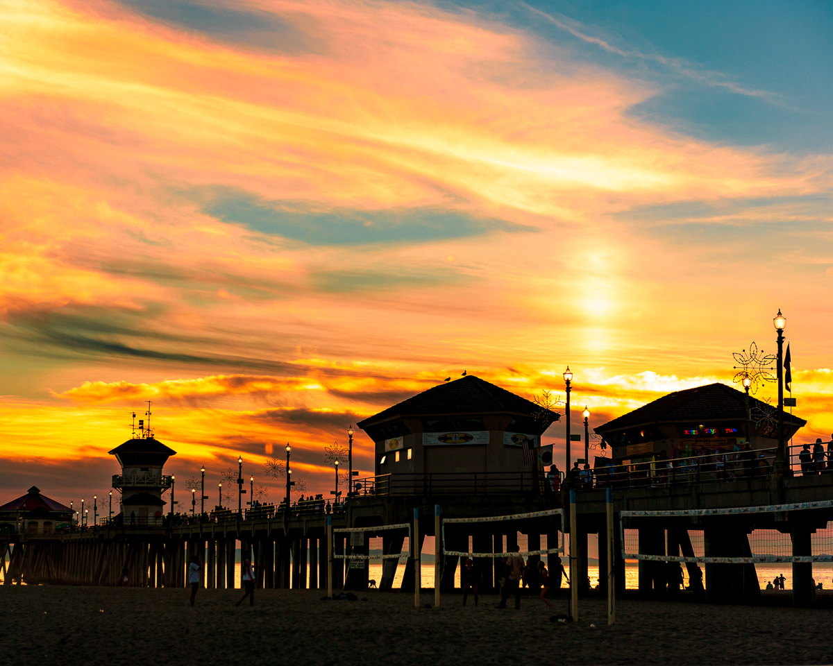 foto do Pôr do Sol final da tarde no Huntington Beach Pier em Los Angels Califórnia. Fisherman’s Wharf. North Beach, Chinatown e Embarcadero