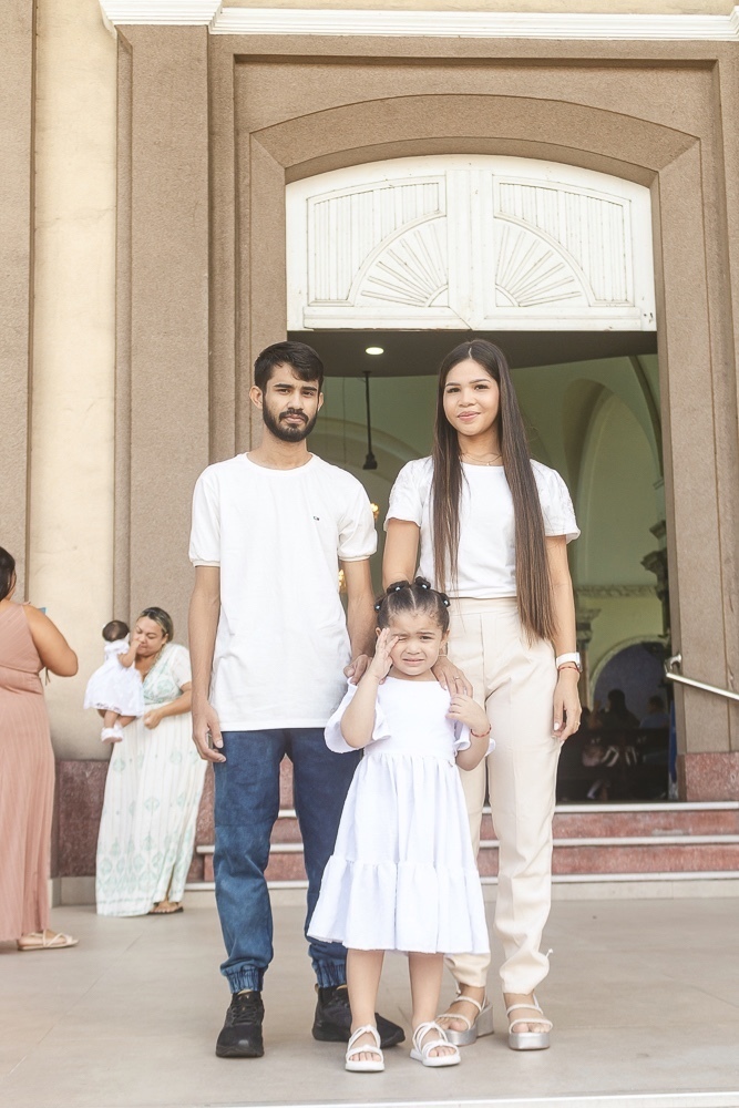 Registro do batizado católico da Ágatha na Igreja São José Operário, em Manaus. Momentos de fé, bênção e emoção com fotos da cerimônia, família, padrinhos, ritos religiosos e detalhes desse dia tão especial.