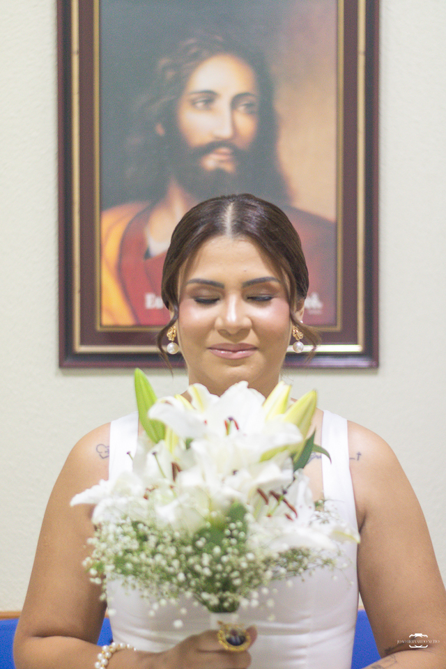 Fotografia de casamento católico em Manaus registrando a história de amor de Raísa e Darlan na Paróquia Santa Cruz. Um casamento religioso marcado pela fé, emoção, família e momentos inesquecíveis.