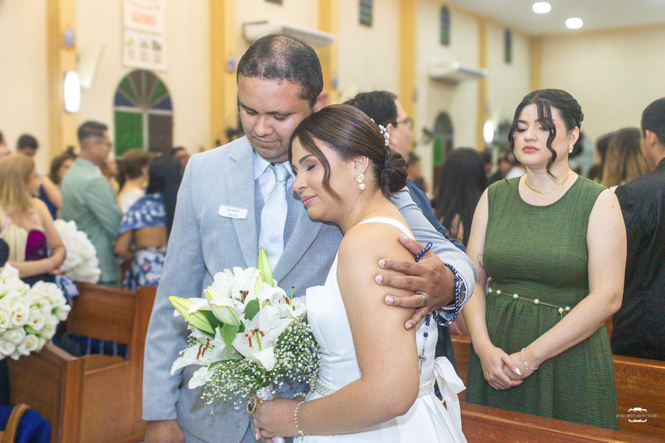 Fotografia de casamento católico em Manaus registrando a história de amor de Raísa e Darlan na Paróquia Santa Cruz. Um casamento religioso marcado pela fé, emoção, família e momentos inesquecíveis.