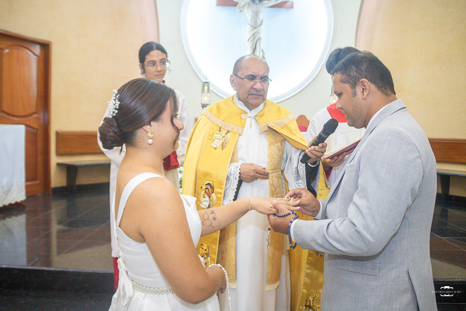 Fotografia de casamento católico em Manaus registrando a história de amor de Raísa e Darlan na Paróquia Santa Cruz. Um casamento religioso marcado pela fé, emoção, família e momentos inesquecíveis.