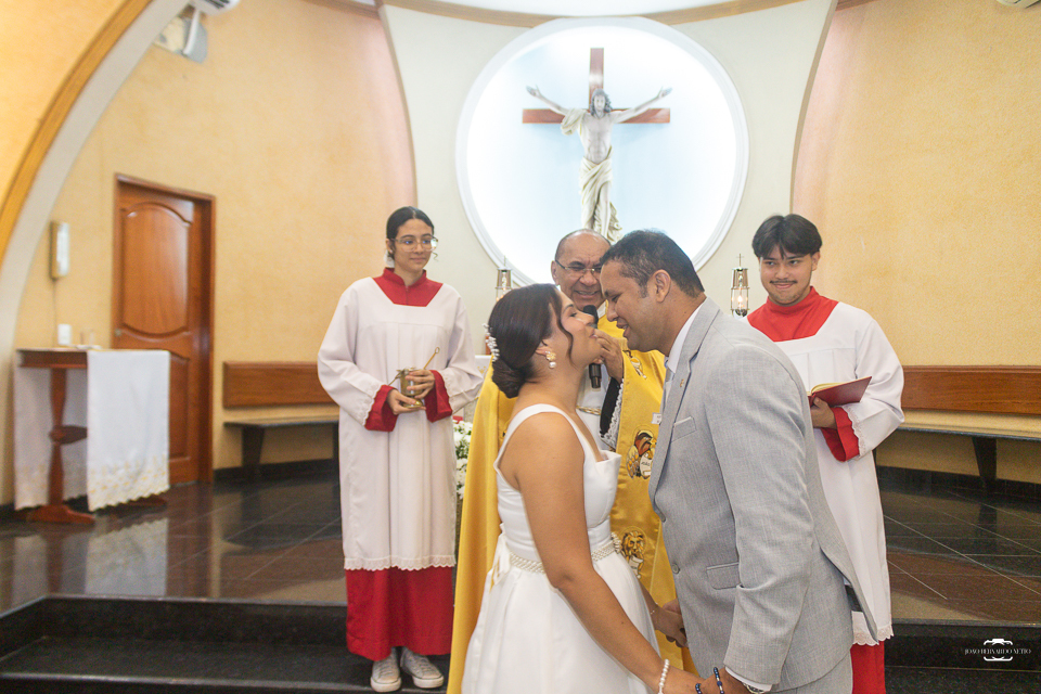 Fotografia de casamento católico em Manaus registrando a história de amor de Raísa e Darlan na Paróquia Santa Cruz. Um casamento religioso marcado pela fé, emoção, família e momentos inesquecíveis.