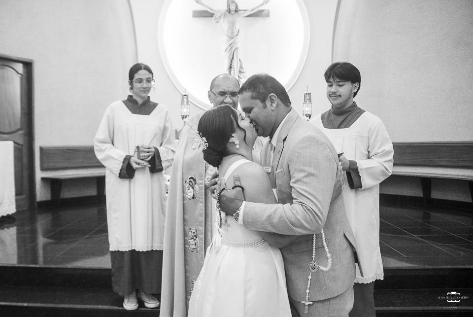 Fotografia de casamento católico em Manaus registrando a história de amor de Raísa e Darlan na Paróquia Santa Cruz. Um casamento religioso marcado pela fé, emoção, família e momentos inesquecíveis.