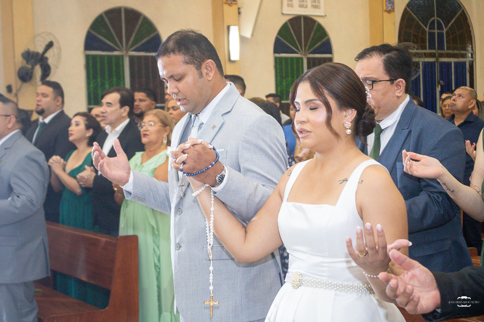 Fotografia de casamento católico em Manaus registrando a história de amor de Raísa e Darlan na Paróquia Santa Cruz. Um casamento religioso marcado pela fé, emoção, família e momentos inesquecíveis.