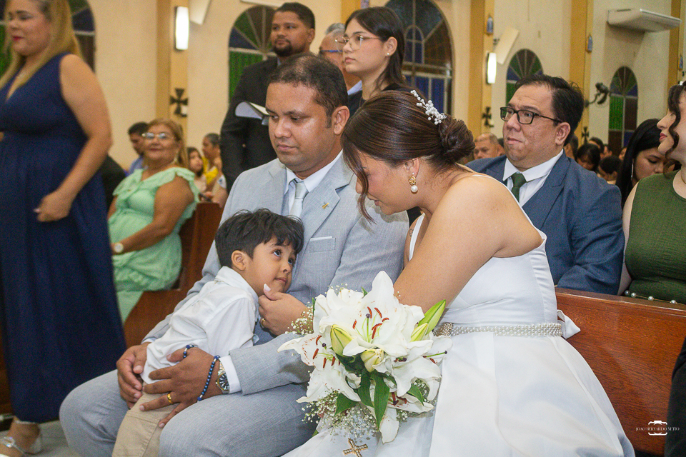 Fotografia de casamento católico em Manaus registrando a história de amor de Raísa e Darlan na Paróquia Santa Cruz. Um casamento religioso marcado pela fé, emoção, família e momentos inesquecíveis.