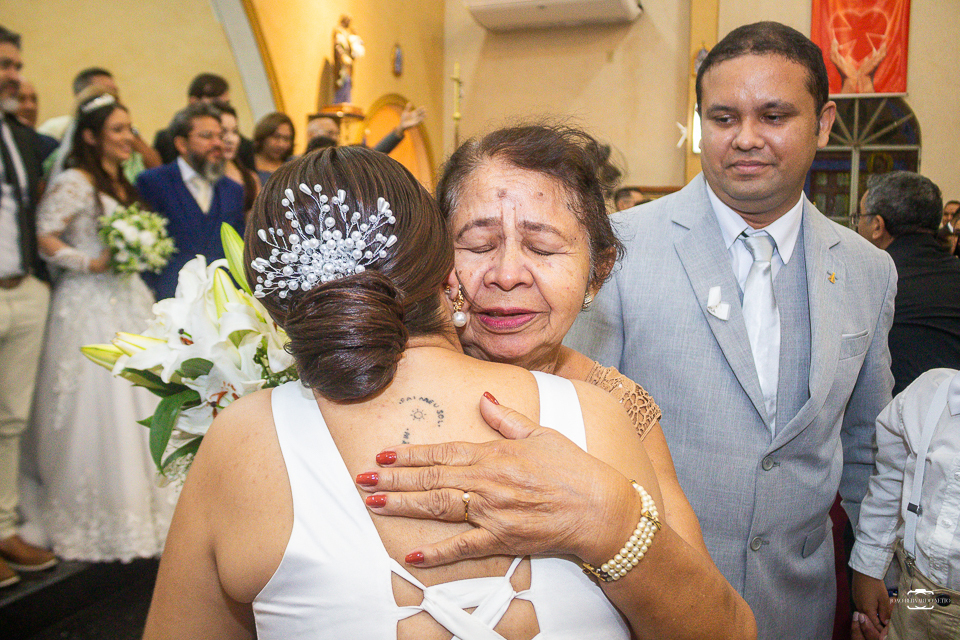 Fotografia de casamento católico em Manaus registrando a história de amor de Raísa e Darlan na Paróquia Santa Cruz. Um casamento religioso marcado pela fé, emoção, família e momentos inesquecíveis.