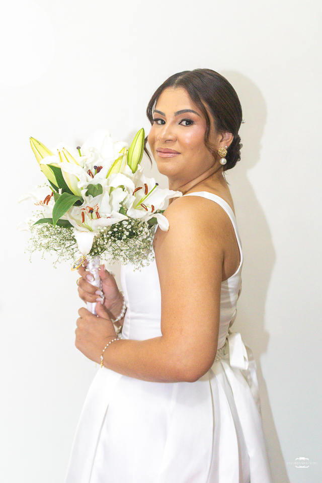 Fotografia de casamento católico em Manaus registrando a história de amor de Raísa e Darlan na Paróquia Santa Cruz. Um casamento religioso marcado pela fé, emoção, família e momentos inesquecíveis.