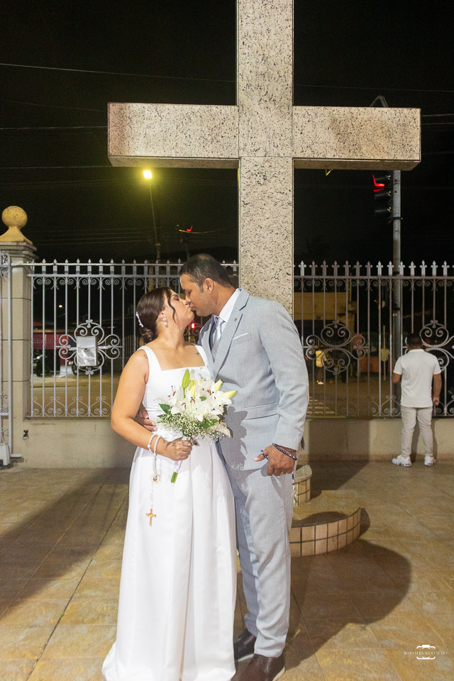 Fotografia de casamento católico em Manaus registrando a história de amor de Raísa e Darlan na Paróquia Santa Cruz. Um casamento religioso marcado pela fé, emoção, família e momentos inesquecíveis.