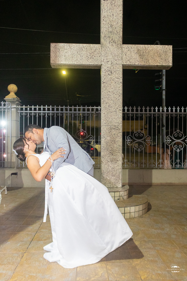 Fotografia de casamento católico em Manaus registrando a história de amor de Raísa e Darlan na Paróquia Santa Cruz. Um casamento religioso marcado pela fé, emoção, família e momentos inesquecíveis.