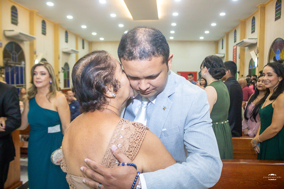 Fotografia de casamento católico em Manaus registrando a história de amor de Raísa e Darlan na Paróquia Santa Cruz. Um casamento religioso marcado pela fé, emoção, família e momentos inesquecíveis.
